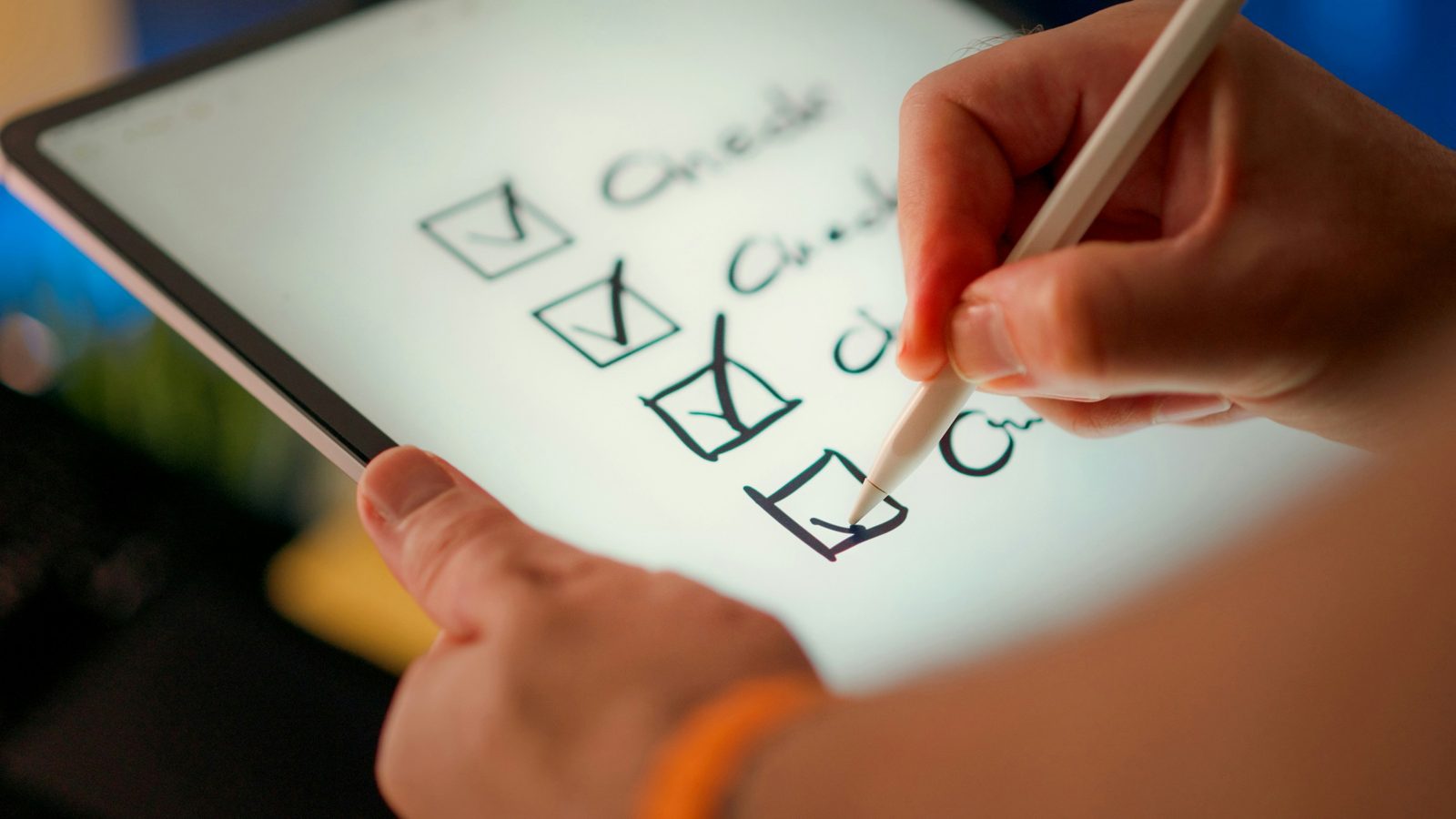 Tablette dijital kontrol listesi işaretlenirken