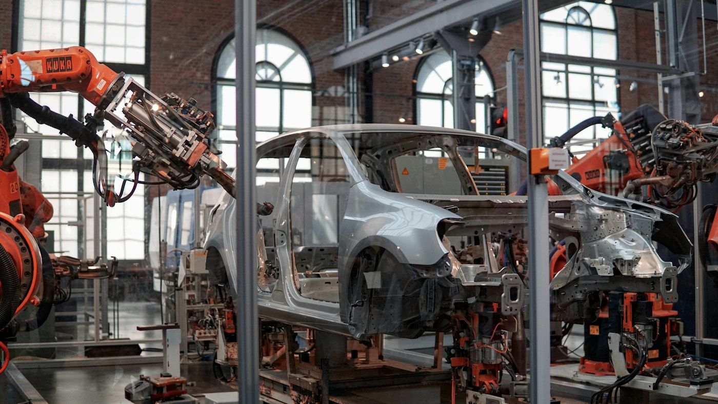 IATF 16949 otomotiv kalite: robotlu otomobil üretim hattı