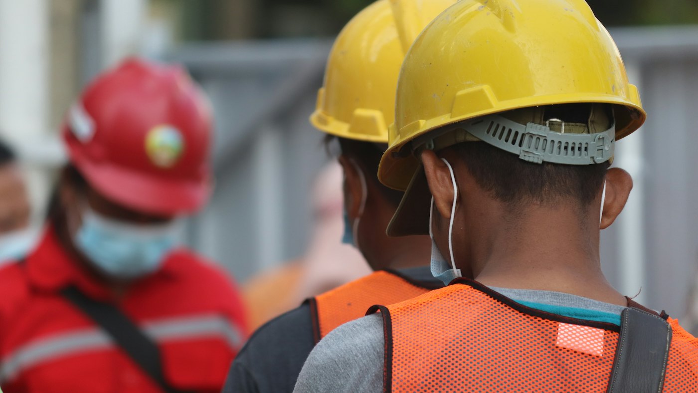 ISO 45001 iş sağlığı ve güvenliği: baretli çalışanlar